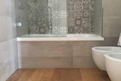 bagno con pavimento in legno naturale trattato a olio